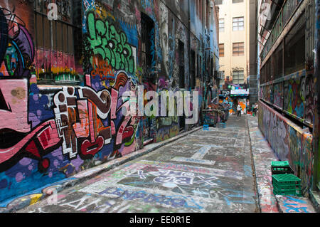 Hosier Lane, einer Fußgängerzone, wo Graffiti-Künstler an Wänden Melbourne Australien malen Stockfoto