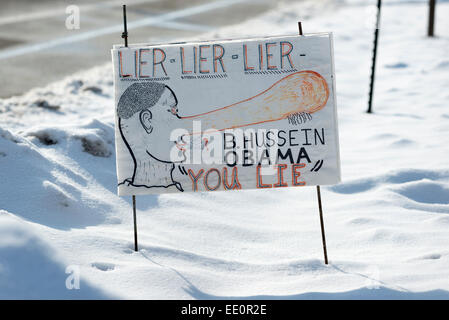 Rechter Flügel Anti-Obama politische Zeichen im Hof eines Hauses in Nord-Pulver, Oregon. Stockfoto