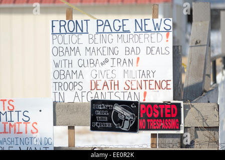 Rechter Flügel Anti-Obama politische Zeichen im Hof eines Hauses in Nord-Pulver, Oregon. Stockfoto