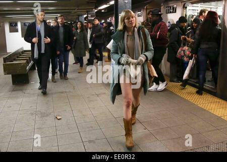 New York, USA. 11. Januar 2015. Die Teilnehmer der 14. jährlichen internationalen "Hosen U-Bahn-Fahrt ohne" bei Foley Quadrat auf 11. Januar 2015 in New York City. "Keine Pants Subway Ride" ist eine jährliche Veranstaltung in welche, die Transit Passagiere Züge fahren, ohne das Tragen von Hosen im Januar. Die Veranstaltung wird in Dutzenden Städten weltweit beobachtet. Bildnachweis: Debby Wong/Alamy Live-Nachrichten Stockfoto