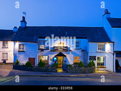 Das Kings Arms Hotel in der Abenddämmerung, Hawkshead, Nationalpark Lake District, Cumbria, England UK Stockfoto