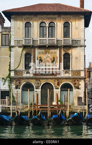 Die Fassade des Palazzo Salviati aus dem 19. Jahrhundert am Canal Grande in Venedig, Italien, mit Mosaiken, die das Familienglasgeschäft auf Murano beworben haben Stockfoto