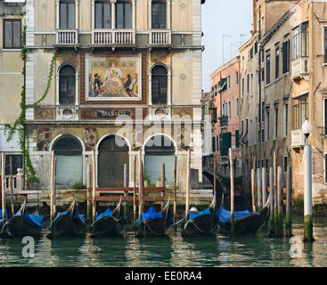 Die Fassade des Palazzo Salviati aus dem 19. Jahrhundert am Canal Grande in Venedig, Italien, mit Mosaiken, die das Familienglasgeschäft auf Murano beworben haben Stockfoto