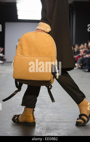 London, UK. 12. Januar 2015. Der Wild-West-inspirierte Modenschau von Xander Zhou auf London-Kollektionen: Männer, die Menswear Fashionweek in London. Foto: CatwalkFashion/Alamy Live-Nachrichten Stockfoto