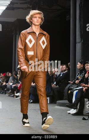 London, UK. 12. Januar 2015. Der Wild-West-inspirierte Modenschau von Xander Zhou auf London-Kollektionen: Männer, die Menswear Fashionweek in London. Foto: CatwalkFashion/Alamy Live-Nachrichten Stockfoto