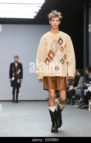 London, UK. 12. Januar 2015. Der Wild-West-inspirierte Modenschau von Xander Zhou auf London-Kollektionen: Männer, die Menswear Fashionweek in London. Foto: CatwalkFashion/Alamy Live-Nachrichten Stockfoto