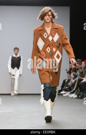 London, UK. 12. Januar 2015. Der Wild-West-inspirierte Modenschau von Xander Zhou auf London-Kollektionen: Männer, die Menswear Fashionweek in London. Foto: CatwalkFashion/Alamy Live-Nachrichten Stockfoto