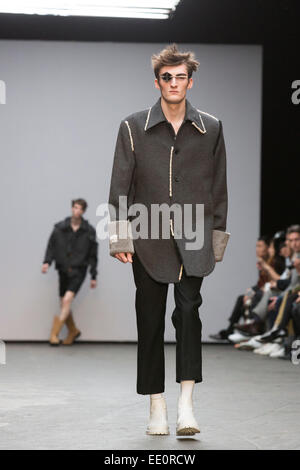 London, UK. 12. Januar 2015. Der Wild-West-inspirierte Modenschau von Xander Zhou auf London-Kollektionen: Männer, die Menswear Fashionweek in London. Foto: CatwalkFashion/Alamy Live-Nachrichten Stockfoto