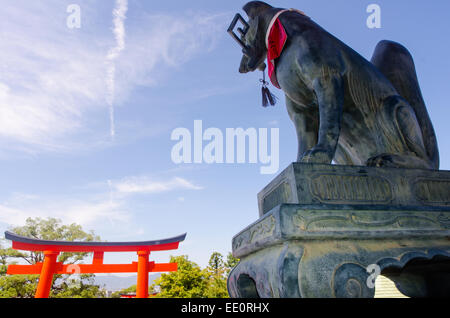 Inari fox Statue und roten Torii im Fushimi Inari-Schrein in Kyōto, Japan Stockfoto