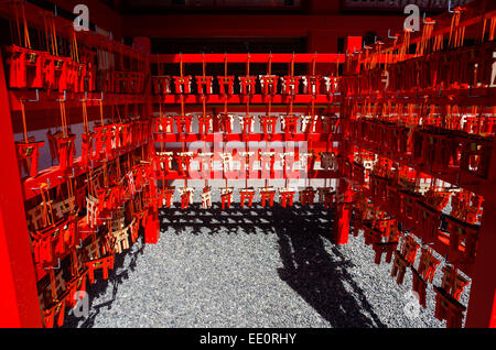 Kleinen roten Torii (Spenden) im Fushimi Inari-Schrein in Kyōto, Japan Stockfoto