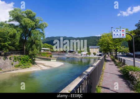 Blick entlang der Niomon Straße in Richtung der Biwa-See-Kanal Erinnerung Gebäude und Kyoto Municipal Zoo Eingang Stockfoto