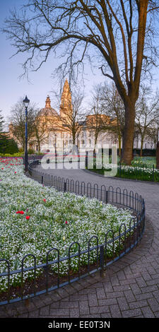 Cardiff City Hall-Ansicht aus Cathays Park mit Blumen in den Vordergrund und zum Hauptgebäude mäandernden Weg. Stockfoto