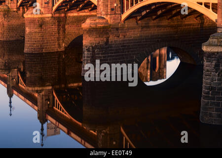 Die Stadt Newport Stadtbrücke und Schloss spiegelt sich in den Fluss Usk. Stockfoto