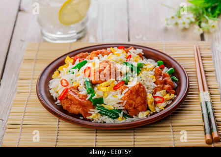 Gebratener Reis mit Ei und Huhn Stockfoto