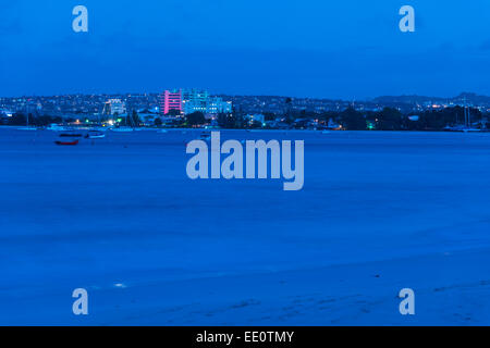 Twilight-Blick über Carlisle Bay in Richtung Bridgetown, Barbados, West Indies. Stockfoto