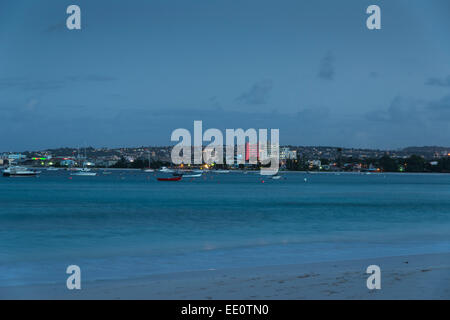 Twilight-Blick über Carlisle Bay in Richtung Bridgetown, Barbados, West Indies. Stockfoto