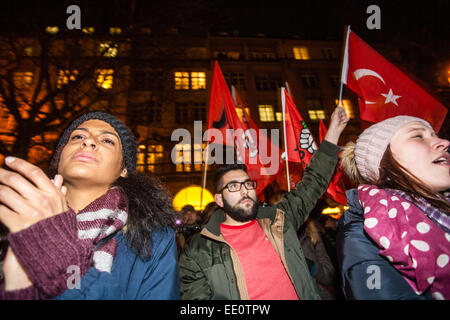 München, Deutschland. 12. Januar 2015. Pegida-Protest in München zieht über 20.000 Zähler Demonstranten die Münchener Fraktion von Pegida, Begida, hielt seine erste Demonstration in München am 12. Januar in München am Sendlinger Tor. Rund 1.500 Menschen waren in der Unterzahl durch Anti-Pegida, Demonstranten, die mehr als 20.000 nummeriert nach Angaben der Polizei. Pegida, steht für "Patriotischen Europäer gegen die Islamisierung des Westens" und haben demonstriert in Dresden für die letzten paar Wochen mit Zahlen es Schwellungen zu den Tausenden Credit: Hector Chapman/Alamy Live News Stockfoto