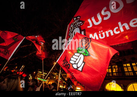 München, Deutschland. 12. Januar 2015. Pegida-Protest in München zieht über 20.000 Zähler Demonstranten die Münchener Fraktion von Pegida, Begida, hielt seine erste Demonstration in München am 12. Januar in München am Sendlinger Tor. Rund 1.500 Menschen waren in der Unterzahl durch Anti-Pegida, Demonstranten, die mehr als 20.000 nummeriert nach Angaben der Polizei. Pegida, steht für "Patriotischen Europäer gegen die Islamisierung des Westens" und haben demonstriert in Dresden für die letzten paar Wochen mit Zahlen es Schwellungen zu den Tausenden Credit: Hector Chapman/Alamy Live News Stockfoto