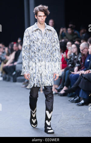 Das alte Büro, London UK sortieren. 12. Januar 2015. Xander Zhou Catwalk Show im Londoner Sammlungen: Männer-Herbst-Winter-2015. Bildnachweis: Chris Yates/Alamy Live-Nachrichten Stockfoto