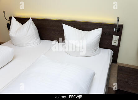 ein Doppelbett für zwei Personen im Schlafzimmer Stockfoto
