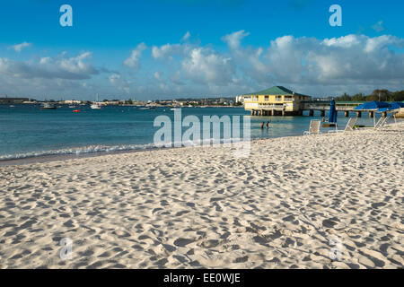 Weißen Sandstrand von Brownes Beach und Kiesstrand an der Südküste von Barbados in den West Indies - nur zur redaktionellen Nutzung Stockfoto