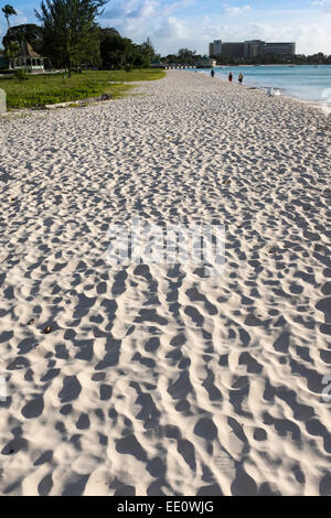 Weißen Sandstrand von Brownes Beach und Kiesstrand an der Südküste von Barbados in den West Indies - nur zur redaktionellen Nutzung Stockfoto