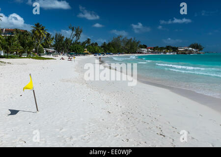 Gelbe Flagge auf Accra Beach an der Südküste der karibischen Insel Barbados in den West Indies - nur zur redaktionellen Nutzung Stockfoto