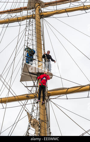 Menschen, die Besteigung des Mastes von Tall Ship während 2014 Tall Ships Regatta in Falmouth - nur zur redaktionellen Nutzung Stockfoto