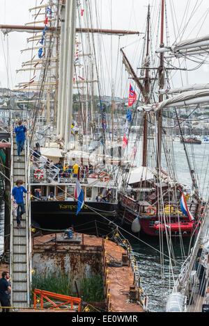 Großsegler vertäut am Kai in Falmouth Harbour während der 2014 Tall Ships Regatta - nur zur redaktionellen Nutzung Stockfoto