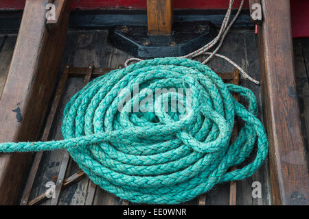 Grün gewickelt Seil auf dem Deck eines großen Schiffes Segelschiff. Stockfoto