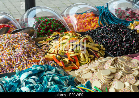 Auswahl an Süßigkeiten Süßigkeiten auf dem Display zu verkaufen. Stockfoto
