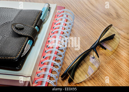 Gläser-Stift auf den Tisch und pads Stockfoto