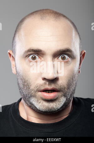 Angst Mann Porträt auf grauem Hintergrund isoliert Stockfoto