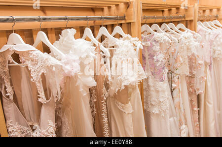 Schone Brautkleider Auf Bugeln Hangend Im Shop Stockfotografie Alamy