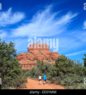 Wanderer auf dem Bell Rock Weg nähern Bell Rock Stockfoto