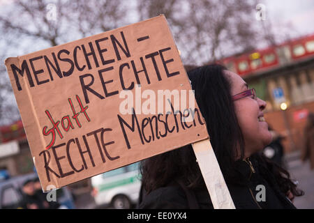 01.05.2015. Köln, Deutschland. Im Bild: Gegen Sie Demonstranten mit einem Plakat "Menschenrechte statt rechts orientierte Menschen" gefordert. Etwa zwei hundert rechtsextreme Demonstranten folgte einem Ruf zu demonstrieren gegen die Islamisierung Europas in Köln. KÖGIDA Demonstranten wurden von Tausenden von linksgerichteten Demonstranten weit unterlegen. Dies folgt der PEGIDA-Demonstrationen in Dresden, die eine große Zahl von Anhängern anzuziehen, zu halten. PEGIDA steht für "Patriotischen Europäische gegen die Islamisierung Europas". Als Protest blieb Kölner Dom - in der Regel beleuchtet in der Nacht - dunkel Stockfoto