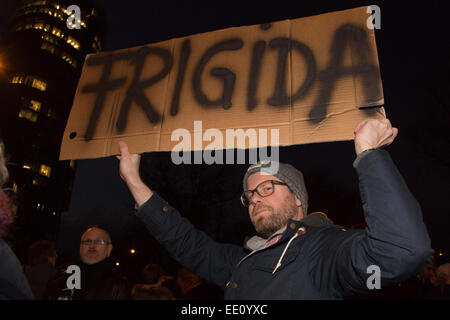 01.05.2015. Köln, Deutschland. Im Bild: Gegendemonstrant innen. Etwa zwei hundert rechtsextreme Demonstranten folgte einem Ruf zu demonstrieren gegen die Islamisierung Europas in Köln. KÖGIDA Demonstranten wurden von Tausenden von linksgerichteten Demonstranten weit unterlegen. Dies folgt der PEGIDA-Demonstrationen in Dresden, die eine große Zahl von Anhängern anzuziehen, zu halten. PEGIDA steht für "Patriotischen Europäische gegen die Islamisierung Europas". Als Protest blieb der Kölner Dom - in der Regel beleuchtet in der Nacht - dunkel aus Protest gegen diese Bewegung. Stockfoto