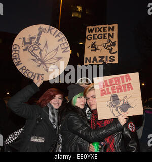 01.05.2015. Köln, Deutschland. Im Bild: Gegendemonstrant innen. Etwa zwei hundert rechtsextreme Demonstranten folgte einem Ruf zu demonstrieren gegen die Islamisierung Europas in Köln. KÖGIDA Demonstranten wurden von Tausenden von linksgerichteten Demonstranten weit unterlegen. Dies folgt der PEGIDA-Demonstrationen in Dresden, die eine große Zahl von Anhängern anzuziehen, zu halten. PEGIDA steht für "Patriotischen Europäische gegen die Islamisierung Europas". Als Protest blieb der Kölner Dom - in der Regel beleuchtet in der Nacht - dunkel aus Protest gegen diese Bewegung. Stockfoto