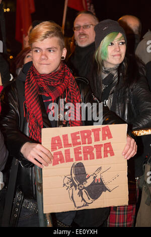 01.05.2015. Köln, Deutschland. Im Bild: Gegendemonstrant innen. Etwa zwei hundert rechtsextreme Demonstranten folgte einem Ruf zu demonstrieren gegen die Islamisierung Europas in Köln. KÖGIDA Demonstranten wurden von Tausenden von linksgerichteten Demonstranten weit unterlegen. Dies folgt der PEGIDA-Demonstrationen in Dresden, die eine große Zahl von Anhängern anzuziehen, zu halten. PEGIDA steht für "Patriotischen Europäische gegen die Islamisierung Europas". Als Protest blieb der Kölner Dom - in der Regel beleuchtet in der Nacht - dunkel aus Protest gegen diese Bewegung. Stockfoto