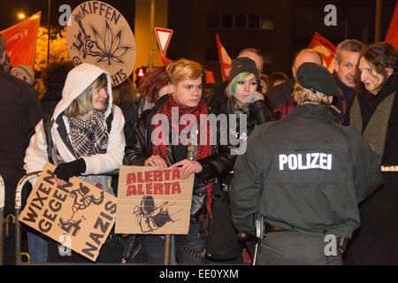 01.05.2015. Köln, Deutschland. Im Bild: Counter-Demonstratorstalk, ein Polizist. Etwa zwei hundert rechtsextreme Demonstranten folgte einem Ruf zu demonstrieren gegen die Islamisierung Europas in Köln. KÖGIDA Demonstranten wurden von Tausenden von linksgerichteten Demonstranten weit unterlegen. Dies folgt der PEGIDA-Demonstrationen in Dresden, die eine große Zahl von Anhängern anzuziehen, zu halten. PEGIDA steht für "Patriotischen Europäische gegen die Islamisierung Europas". Als Protest blieb der Kölner Dom - in der Regel beleuchtet in der Nacht - dunkel aus Protest gegen diese Bewegung. Stockfoto