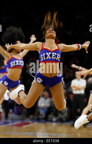 10. Januar 2015: Philadelphia 76ers-Dream-Team führt während der NBA-Spiel zwischen den Indiana Pacers und die Philadelphia 76ers im Wells Fargo Center in Philadelphia, Pennsylvania. Die Philadelphia 76ers gewann 93-92. Stockfoto