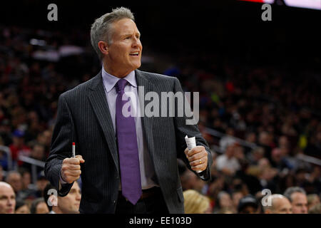 10. Januar 2015: Philadelphia 76ers Cheftrainer Brett Brown während der NBA-Spiel zwischen den Indiana Pacers und die Philadelphia 76ers im Wells Fargo Center in Philadelphia, Pennsylvania reagiert. Die Philadelphia 76ers gewann 93-92. Stockfoto