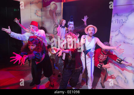 Im Bild: Cast durchführen. Alastair Brookshaw, Nic Kyle und Zoë Doano Kopf die Besetzung für die Europäische Premiere von Hermans 1979-Broadway-Musical The Grand Tour, Regie: Thom Southerland, am Finborough Theater im Rahmen der 20 Premieren-Saison. Produziert von Danielle Tarento, läuft The Grand Tour eine achtwöchige streng limitierte Saison vom Donnerstag, 1. Januar, Samstag, 21. Februar 2015. Stockfoto