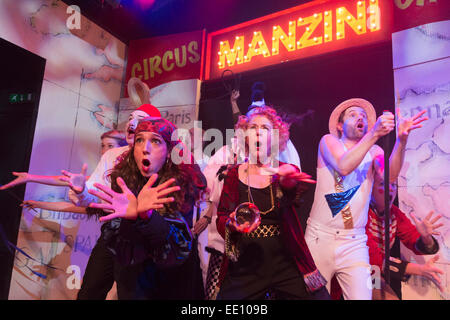 Im Bild: Cast durchführen. Alastair Brookshaw, Nic Kyle und Zoë Doano Kopf die Besetzung für die Europäische Premiere von Hermans 1979-Broadway-Musical The Grand Tour, Regie: Thom Southerland, am Finborough Theater im Rahmen der 20 Premieren-Saison. Produziert von Danielle Tarento, läuft The Grand Tour eine achtwöchige streng limitierte Saison vom Donnerstag, 1. Januar, Samstag, 21. Februar 2015. Stockfoto