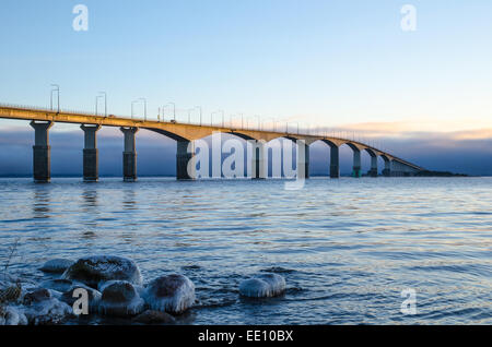 Der Öland-Brücke in Schweden in der ersten Morgensonne im Winter. Die Brücke ist eine der längsten Brücken Europas und verbindet Stockfoto
