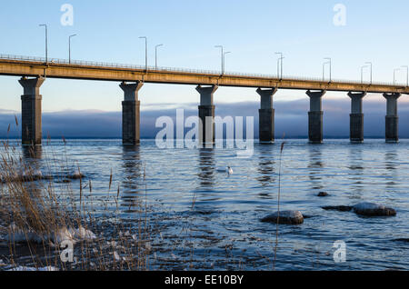 Der Öland-Brücke in Schweden in der ersten Morgensonne im Winter. Die Brücke ist eine der längsten Brücken Europas und verbindet Stockfoto