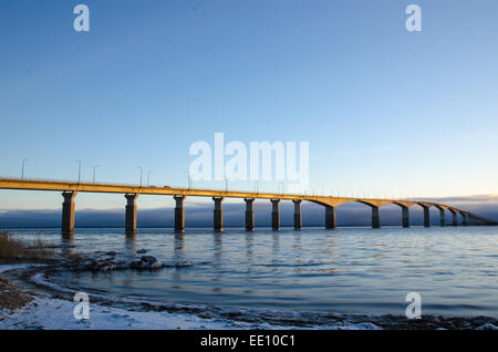 Der Öland-Brücke in Schweden in der ersten Morgensonne im Winter. Die Brücke ist eine der längsten Brücken Europas und verbindet Stockfoto