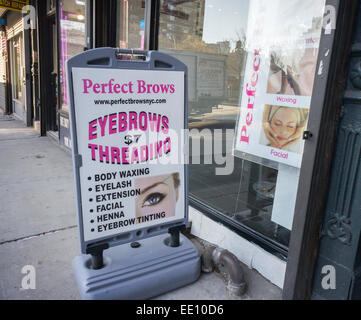 Ein Beauty-Spa im New Yorker Stadtteil Chelsea auf Mittwoch, 7. Januar 2015. Ein Gesetzesentwurf in NY City Council würde einen Brief grading-System ähnlich dem, was bereits im Ort für Restaurants, für die Kosmetik-Unternehmen einzuleiten. Dazu gehören Nagelstudios, Friseurläden, Thermen und Schönheitssalons.   (© Richard B. Levine) Stockfoto