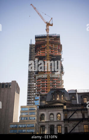 Eigentumswohnung-Hochhaus am 56 Leonard Street erhebt sich über ältere Gebäude in Tribeca in New York auf Sonntag, 11. Januar 2015. Entworfen von Herzog & de Meuron die Wohnung schließlich auf 820 Fuß mit 145 Wohnungen, viele bereits im Vertrag steigen. (© Richard B. Levine) Stockfoto