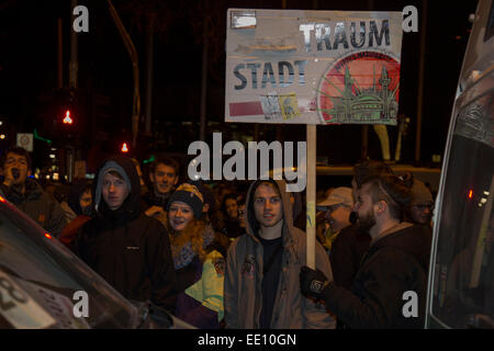 01.05.2015. Köln, Deutschland. Im Bild: linke Gegendemonstrant innen. Etwa zwei hundert rechtsextreme Demonstranten folgte einem Ruf zu demonstrieren gegen die Islamisierung Europas in Köln. KÖGIDA Demonstranten wurden von Tausenden von linksgerichteten Demonstranten weit unterlegen. Dies folgt der PEGIDA-Demonstrationen in Dresden, die eine große Zahl von Anhängern anzuziehen, zu halten. PEGIDA steht für "Patriotischen Europäische gegen die Islamisierung Europas". Als Protest blieb der Kölner Dom - in der Regel beleuchtet in der Nacht - dunkel aus Protest gegen diese Bewegung. Stockfoto